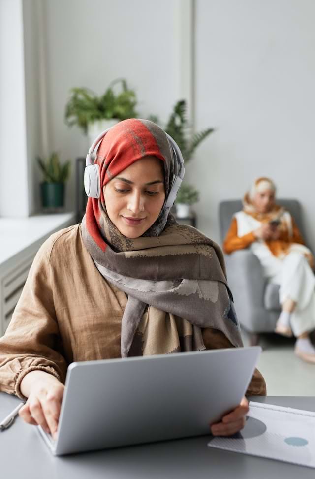 brown-working-woman